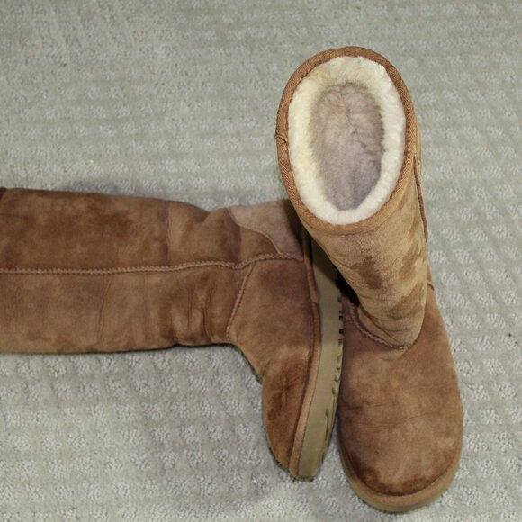 Ugg Women's Sz 7 Chestnut Classic Suede Tall Boots - Picture 1 of 7